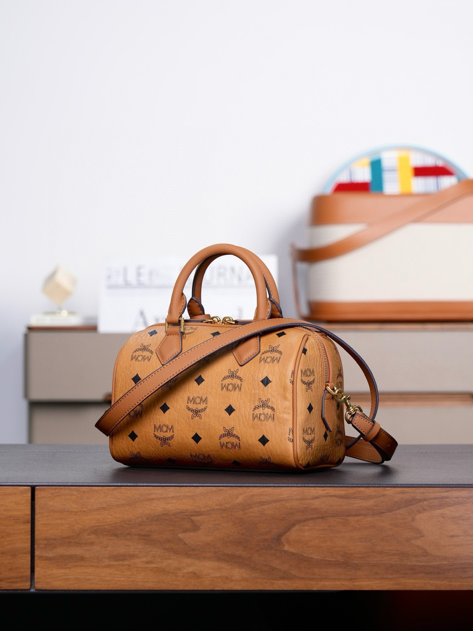 ®全新升級®官網同步
𝙈𝘾𝙈 𝙀𝙡𝙡𝙖 𝘽𝙤𝙨𝙩𝙤𝙣
乾邑色𝙎𝙢𝙖𝙡𝙡#波士頓枕頭包

·CP獨家出品｜乾邑色
這款Visetos波士頓包採用天然Nappa皮革飾邊、皮革吊牌及掛鎖設計。
這款小號Ella波士頓包誕生於慕尼黑的黃金時代，是一款日用肩背包。皮革吊牌及雕花Logo金屬掛鎖的設計靈感源自品牌的旅行傳統，直接取材於品牌的經典旅行箱。

型號：MWBFAEA03PZ001
尺寸：25*14*16cm
肩帶：可調節93-109cm
開合：拉鍊式
顏色：乾邑色/