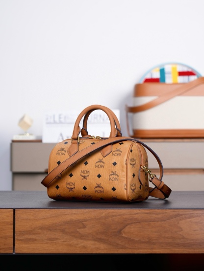 ®全新升級®官網同步
𝙈𝘾𝙈 𝙀𝙡𝙡𝙖 𝘽𝙤𝙨𝙩𝙤𝙣
乾邑色𝙎𝙢𝙖𝙡𝙡#波士頓枕頭包

·CP獨家出品｜乾邑色
這款Visetos波士頓包採用天然Nappa皮革飾邊、皮革吊牌及掛鎖設計。
這款小號Ella波士頓包誕生於慕尼黑的黃金時代，是一款日用肩背包。皮革吊牌及雕花Logo金屬掛鎖的設計靈感源自品牌的旅行傳統，直接取材於品牌的經典旅行箱。

型號：MWBFAEA03PZ001
尺寸：25*14*16cm
肩帶：可調節93-109cm
開合：拉鍊式
顏色：乾邑色/