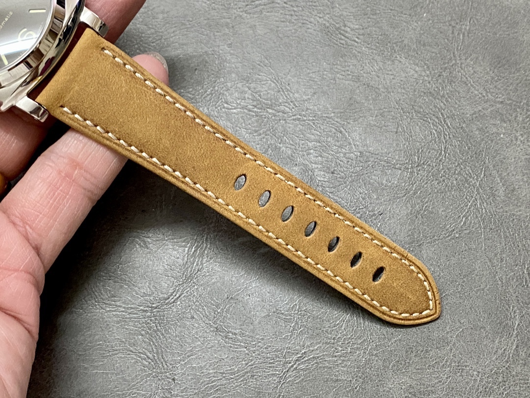 VS  沛納海 Pam904 優雅典範腕表！42mm表徑 一款適合亞洲手腕的腕表
1:表殼 一改粗曠風格 以更纖薄演繹現代優雅風範。更有親和力！
2:錶盤：碳黑鍛面 放射紋 搭配錶盤保留活力澎湃氣息，駕馭度更高！
3:底蓋：密底精鋼打磨拉絲細膩。
4:材質：316L 精鋼 強效抗蝕的 鋼合金。
小手腕福利！上手非常漂亮。