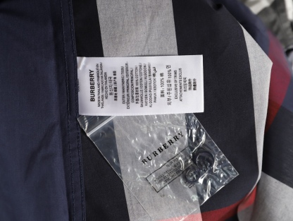 Burberry/巴寶莉 經典大格紋棉質襯衫
定制原版一致80支精梳棉單線紗，紗線全部訂染，最終確定織法，
無論是格型大小線條粗細均達到Y版水平並且布料沒有尾斜現象，
紅外線裁剪對條對格單件裁，保證大貨品質，
定制塔羅貝油封噴漆扣子自然發亮（不同市場版都是樹脂扣），裁片、領子坐領 門邊 袖口 部位加了燙薄，
全部要對格對位出成品，紅外激光定位對格取位，
每個獨立的尺碼都是定位裁片，前幅，口袋，袖子等部位都是對格對位的，
工序複製，費時費料，經典簡單氣質不失大牌，面料上身舒適柔軟卻又挺括有型，