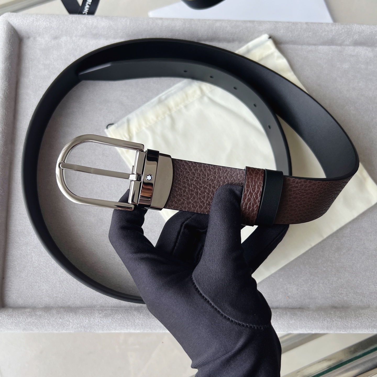 馬蹄形帶扣粒面皮帶（35毫米）
馬蹄形鍍鈀和鍍釕針式帶扣。可調節長度，3.5cm粒面咖色皮革皮帶。融合傳統元素與現代風格的精緻配件。錶帶描述 粒面咖色牛皮 皮革圖案 金屬圓環飾有萬寶龍六角 星品牌標識 搭扣裝置 易開啓裝置，可調節皮帶長度 搭扣形狀 馬蹄形 主要顏色咖色 | 黑色 搭扣類型 針扣式表扣