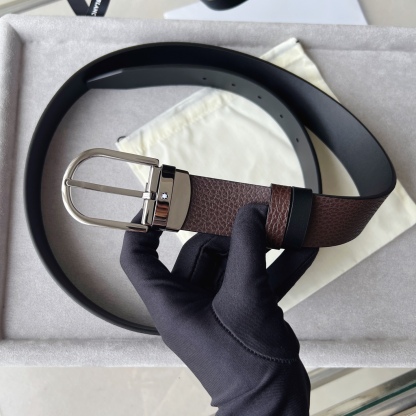 馬蹄形帶扣粒面皮帶（35毫米）
馬蹄形鍍鈀和鍍釕針式帶扣。可調節長度，3.5cm粒面咖色皮革皮帶。融合傳統元素與現代風格的精緻配件。錶帶描述 粒面咖色牛皮 皮革圖案 金屬圓環飾有萬寶龍六角 星品牌標識 搭扣裝置 易開啓裝置，可調節皮帶長度 搭扣形狀 馬蹄形 主要顏色咖色 | 黑色 搭扣類型 針扣式表扣