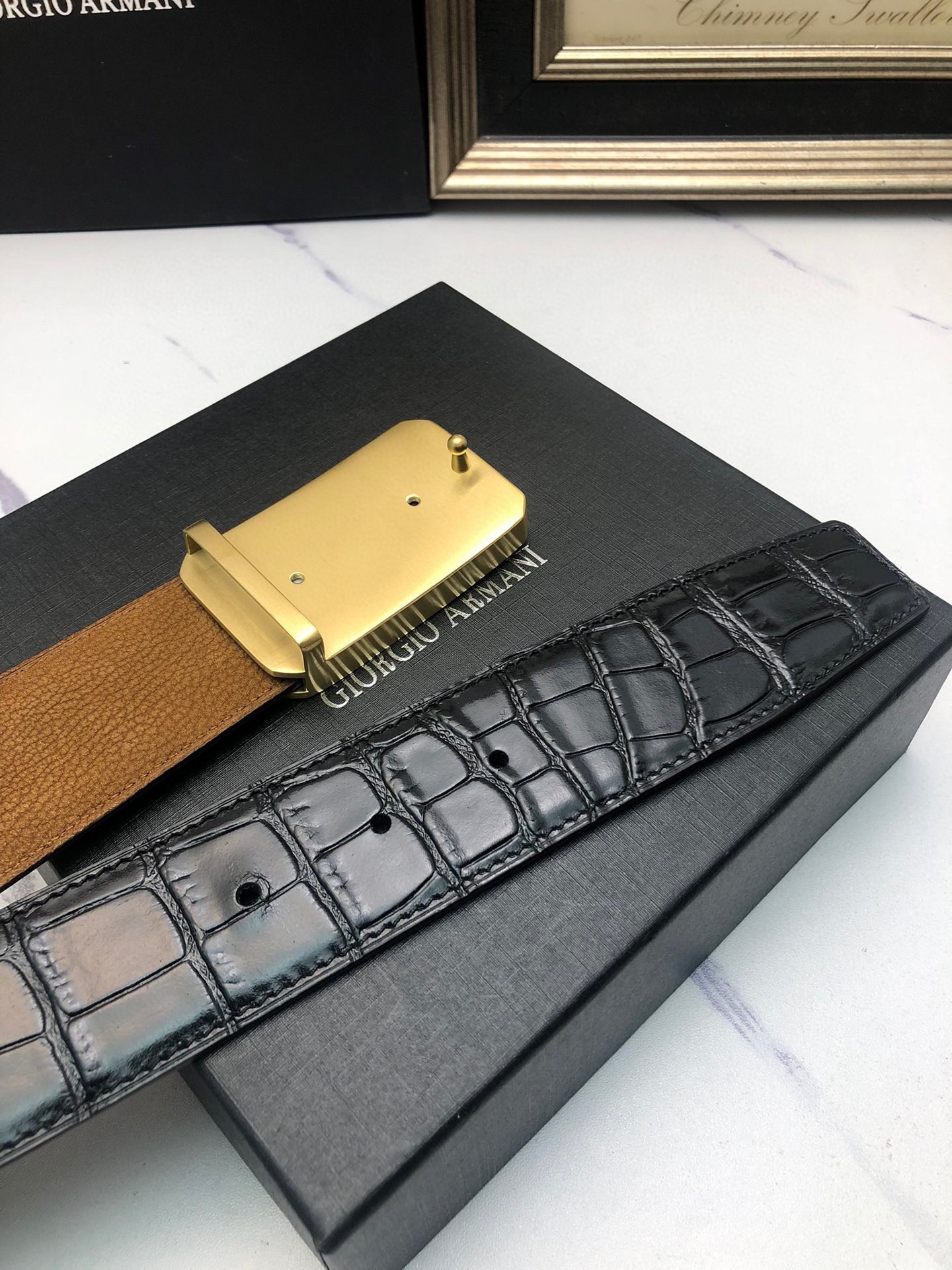 💰阿曼妮：原單頭層牛皮鰐魚花紋，內襯頭層鹿皮底，營造織紋外觀。飾以標誌原單扣。專櫃寬度4.0