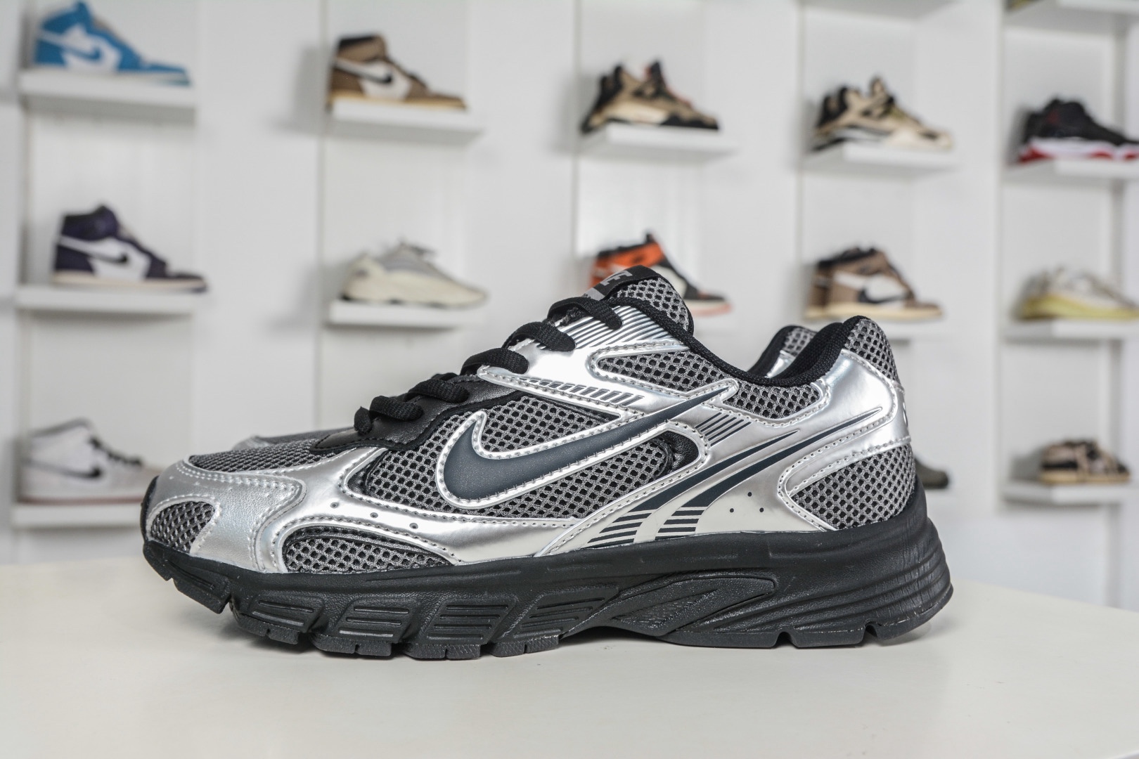 NK Air Zoom Vomero 20 經典復古潮流運動跑鞋 
貨號：HF7069 100
SIZE：36 36.5 37.5 38 38.5 39 40 40.5 41 42 42.5 43 44 45