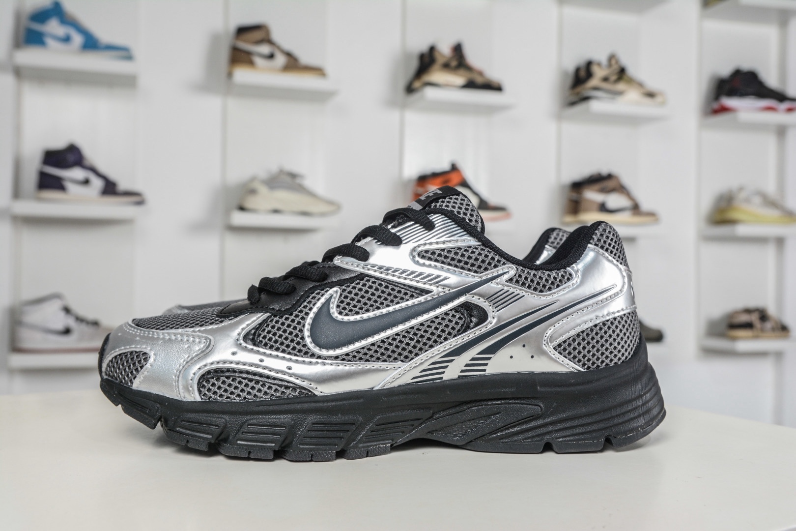 NK Air Zoom Vomero 20 經典復古潮流運動跑鞋 
貨號：HF7069 100
SIZE：36 36.5 37.5 38 38.5 39 40 40.5 41 42 42.5 43 44 45