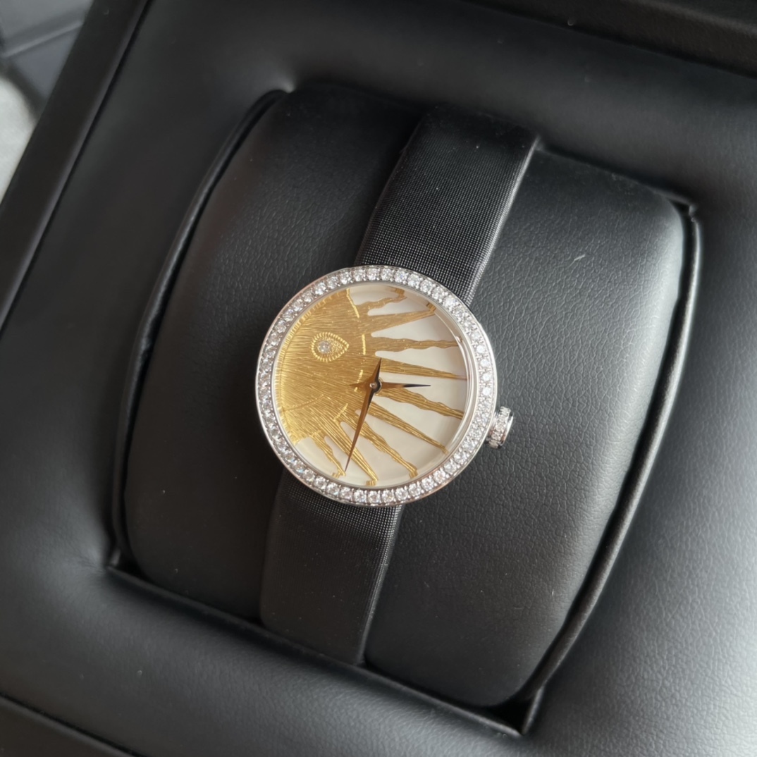 迪奧 今年最火的女表！LA D DE DIOR ROSE CÉLESTE 腕表，光看名字就不簡單！正面珍珠貝母底座，黃金雕琢的太陽圖案，背殼是拋光彎月圖案以及三顆鑲嵌鑽石的璀璨星辰。石英機芯，錶盤直徑25㎜，日常防水30米，沒太多功能，本身就是時裝表，你把它看作一個飾品就行。