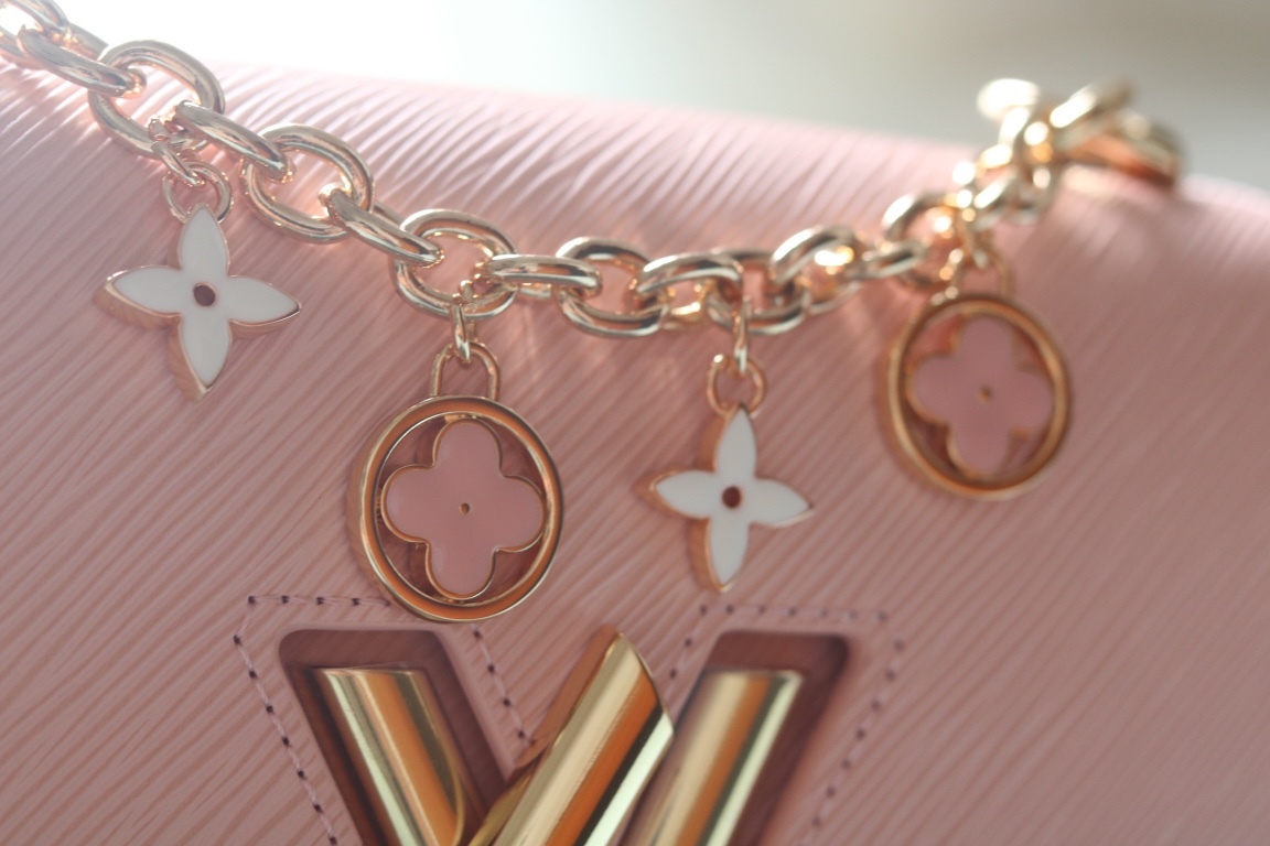 [玫瑰]最新款[玫瑰][玫瑰] 原版品質【獨家實拍 款號:50506/M11723/M11724/M11725 】
 本款 Twist 中號手袋擁有 Epi 皮革的考究肌理，搭配牛皮革內襯和光滑牛皮革飾邊。琺 Monogram 花卉懸掛於纖細鏈條，可拆卸並調節的肩帶實現肩背和斜挎選擇。17 x 9.5 x 23釐米(高 x 寬 x 長度)