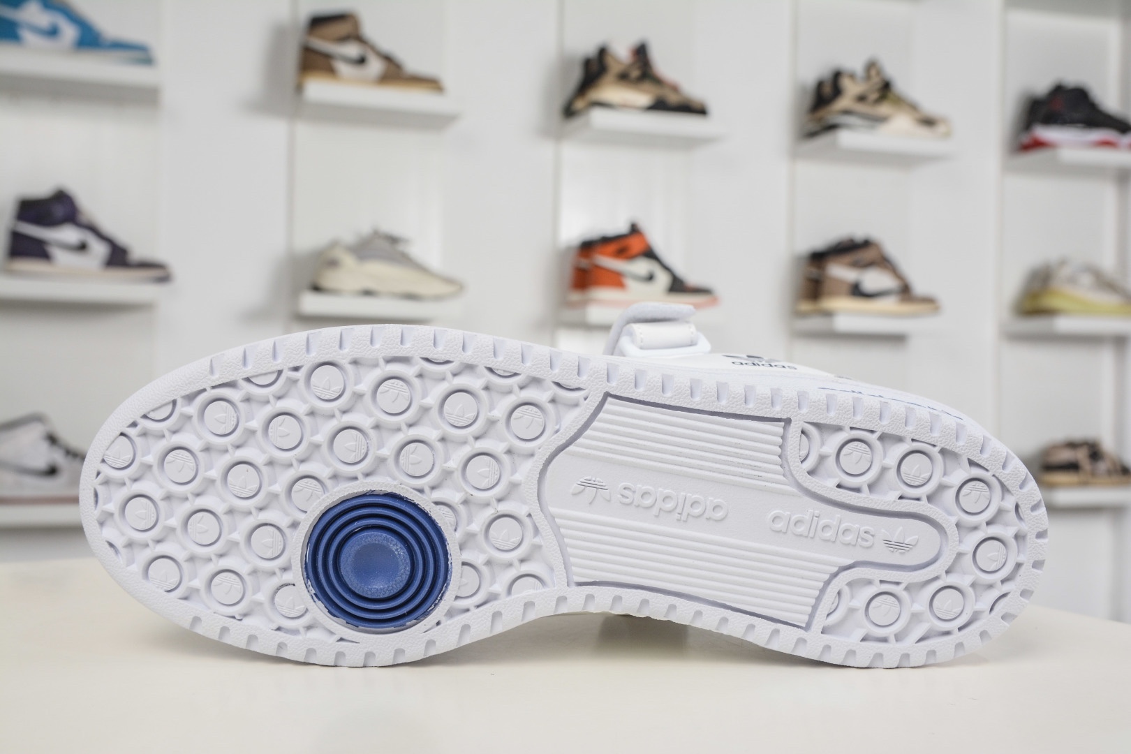 adidas Originals Forum 低幫百搭潮流休閒運動板鞋  
貨號：FZ6296
尺碼：36 36.5 37 38 38.5 39 40 40.5 41 42 42.5 43 44 45