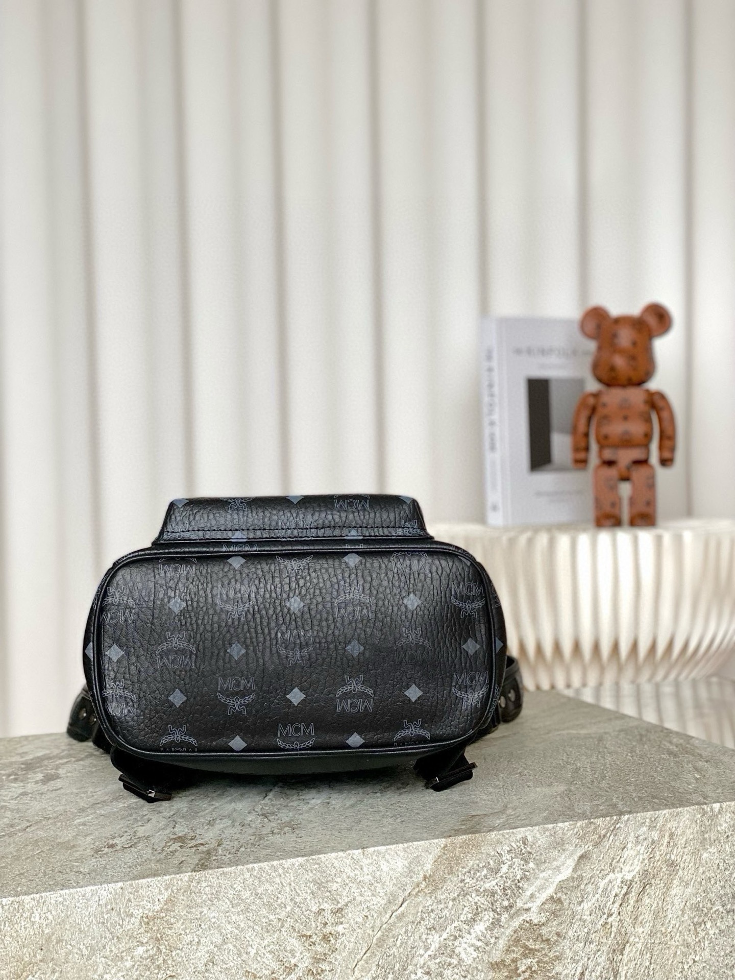 𝐌𝐂𝐌 𝐒𝐭𝐚𝐫𝐤 𝐕𝐢𝐬𝐞𝐭𝐨𝐬小号铆钉双肩背包独家®️黑老花满印
标志性的 Visetos 黑色涂层 # 结构化设计拥有宽敞的内部空间和金字塔形铆钉饰边 造型风格前卫 # 男女同款包 # 背包里的黑酷天花板
