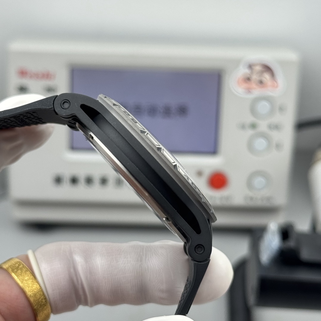 『新廠-NEW Factory』羅傑杜彼王者競速倍耐力單行陀飛輪#全鏤空背透高級感型號分別：RDDBEX0815、RDDBEX0817腕表，這款腕表極具羅傑杜彼品牌代表性的設計，星型的框架設計，凱爾特十字架形陀飛輪，配有秒盤和小秒針，更顯機械感，幾乎一眼就可識別。表殼直徑45mm，厚度13.5毫米，搭載海鷗定制RD505SQ手動上鏈機芯，機芯上夾板與魚鱗紋打磨在內的各種超卓精修。          
（非市面其他小廠可比）
注：特點 
1.表殼：鈦合金表殼與原裝同步。
2.機芯：一體陀飛輪機芯以六方位精准