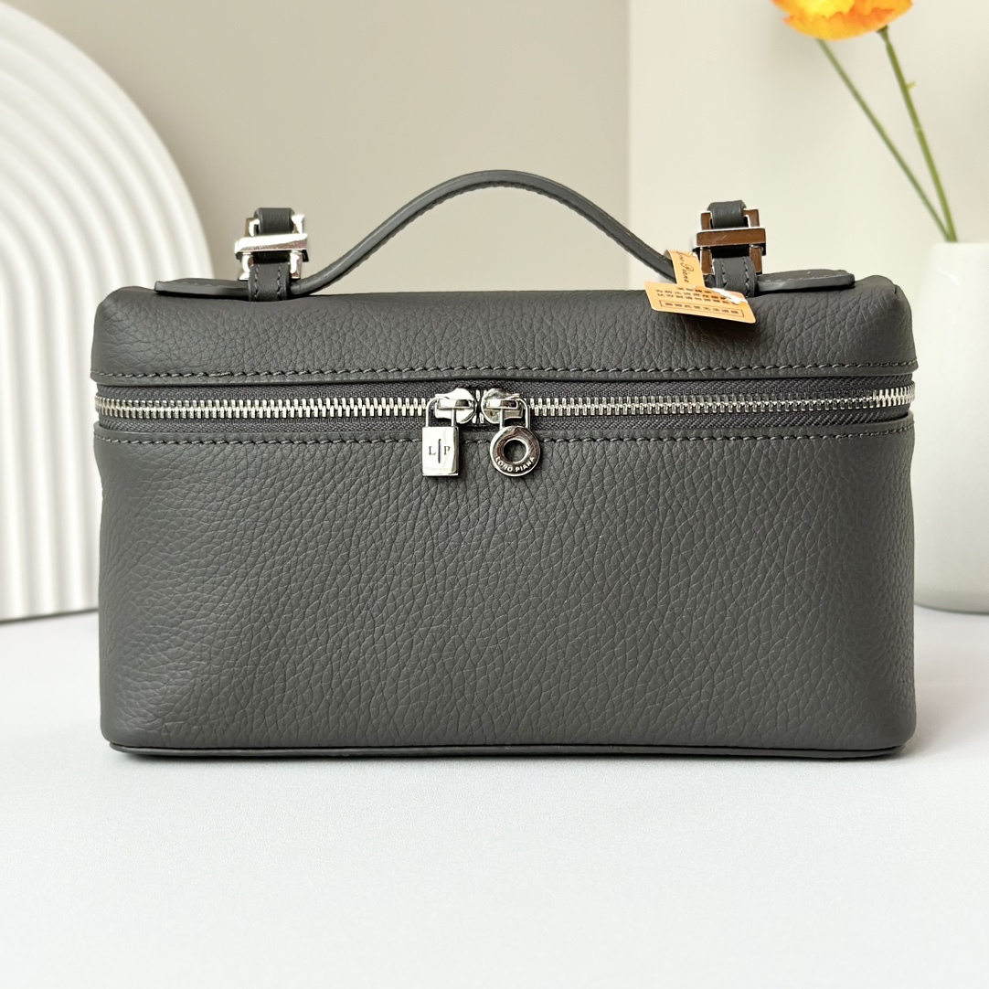 𝓛𝓸𝓻𝓸 𝓟𝓲𝓪𝓷𝓪諾悠翩雅
𝑬𝒙𝒕𝒓𝒂 𝑷𝒐𝒄𝒌𝒆𝒕 𝑳𝟏𝟗 
這是一款大開口結構的功能性設計的手拿包，經典風格和簡約設計的組合體。包身採用進口原廠小牛皮材質，輕微的錘紋呈現優雅的紋理，內里採用進口原廠小羊皮。皮革手柄和可拆卸肩帶，可打造出不同背法實用百搭。雙向拉鍊開合，搭配My Charms銀色金屬掛飾。（LP特級全鋼配件五金）
size：11×19×6.5cm
貨號：FAN4046
配套全套專櫃禮盒包裝🎁