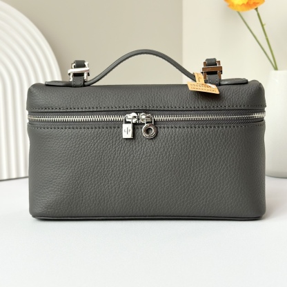 𝓛𝓸𝓻𝓸 𝓟𝓲𝓪𝓷𝓪諾悠翩雅
𝑬𝒙𝒕𝒓𝒂 𝑷𝒐𝒄𝒌𝒆𝒕 𝑳𝟏𝟗 
這是一款大開口結構的功能性設計的手拿包，經典風格和簡約設計的組合體。包身採用進口原廠小牛皮材質，輕微的錘紋呈現優雅的紋理，內里採用進口原廠小羊皮。皮革手柄和可拆卸肩帶，可打造出不同背法實用百搭。雙向拉鍊開合，搭配My Charms銀色金屬掛飾。（LP特級全鋼配件五金）
size：11×19×6.5cm
貨號：FAN4046
配套全套專櫃禮盒包裝🎁