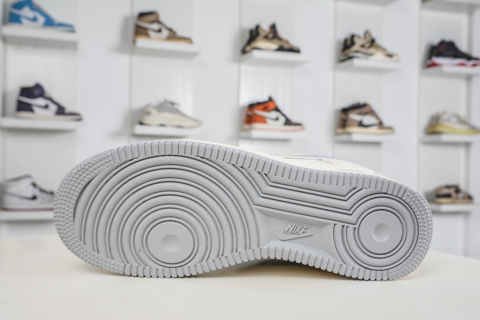 Nike Air Force 1 Low 07 x Supreme SUP聯名-反光灰 
貨號:DD1982 338
Size：36 36.5 37.5 38 38.5 39 40 40.5 41 42 42.5 43 44 44.5 45