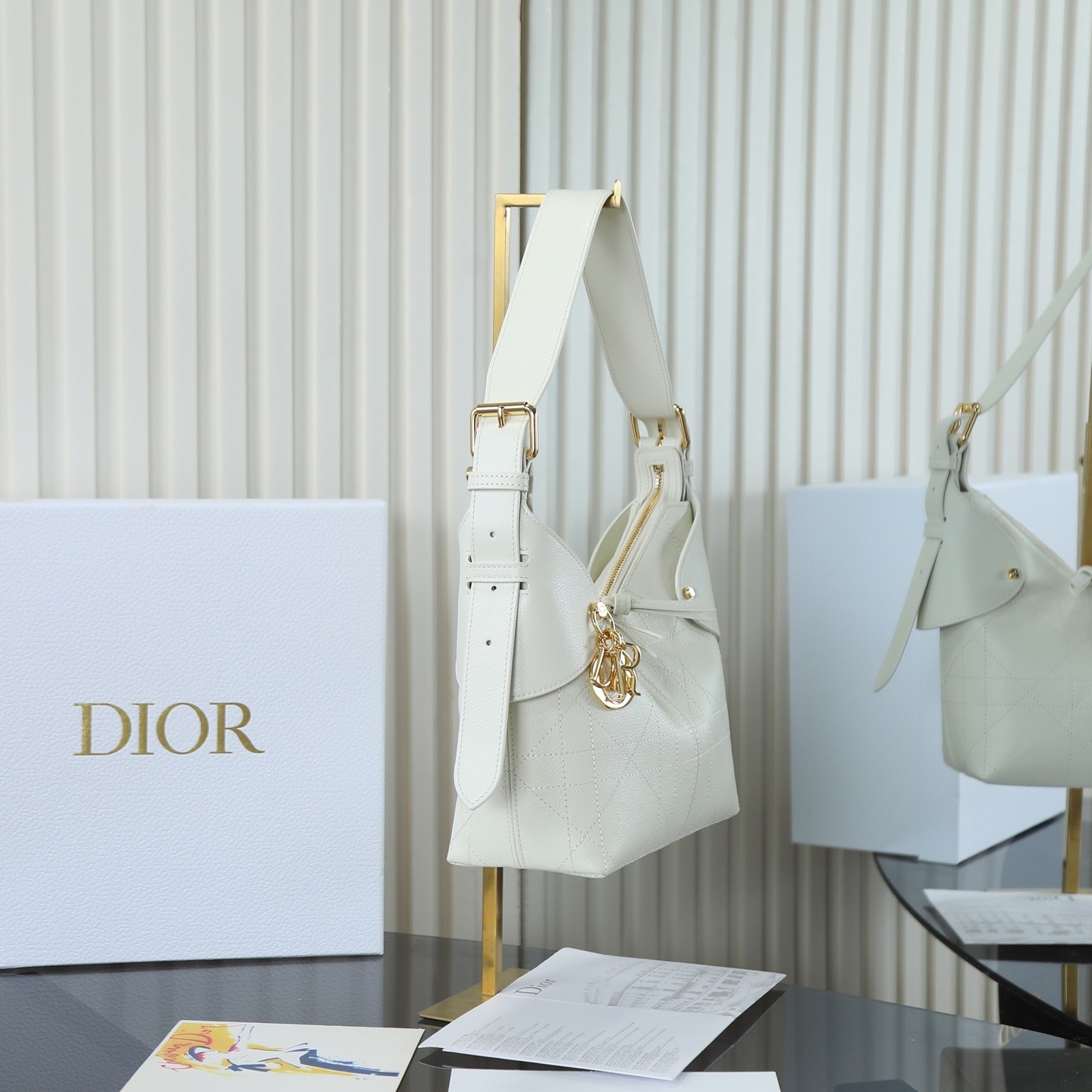 原廠皮 小號粒面牛皮 白色

Voyage秋冬系列
又是一個王炸級別，直接擊中心巴上
自帶鬆弛感，包形柔軟又隨意
經典藤紋格，雙拉鍊設計
整體高級又時髦，精緻感滿滿的字母吊墜
細節非常到位，超大的容量，自用超輕便
時髦精們都懂這款的含金量

型號：2845

size:22*9.5*15cm