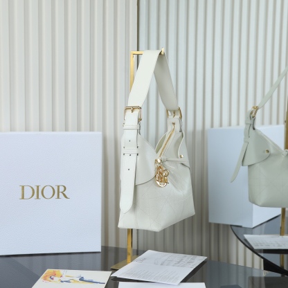 原廠皮 小號粒面牛皮 白色

Voyage秋冬系列
又是一個王炸級別，直接擊中心巴上
自帶鬆弛感，包形柔軟又隨意
經典藤紋格，雙拉鍊設計
整體高級又時髦，精緻感滿滿的字母吊墜
細節非常到位，超大的容量，自用超輕便
時髦精們都懂這款的含金量

型號：2845

size:22*9.5*15cm