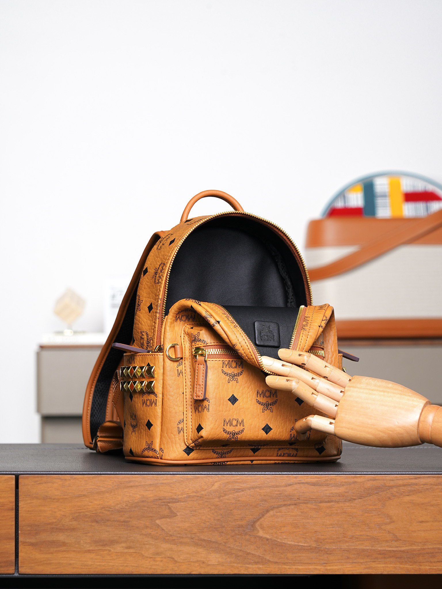 ®全新升级®𝙈𝘾𝙈 𝙎𝙩𝙖𝙧𝙠 𝙎𝙞𝙙𝙚 𝙎𝙩𝙪𝙙𝙨𝘽𝙖𝙘𝙠𝙥𝙖𝙘𝙠 𝙞𝙣 𝙑𝙞𝙨𝙚𝙩𝙤𝙨干邑色迷你号#铆钉双肩背包®️经典干邑色
# 这款MCM经典款的缩小版本 我们采用了标志性的Visetos涂层帆布 配以奢华的人造皮衬里和铆钉饰边。单品适合各种搭配 创新设计可以利用肩带秒变斜挎包、双肩包、单肩包、腰包和手提包。用这款特迷你Stark双肩背包秀出新风格