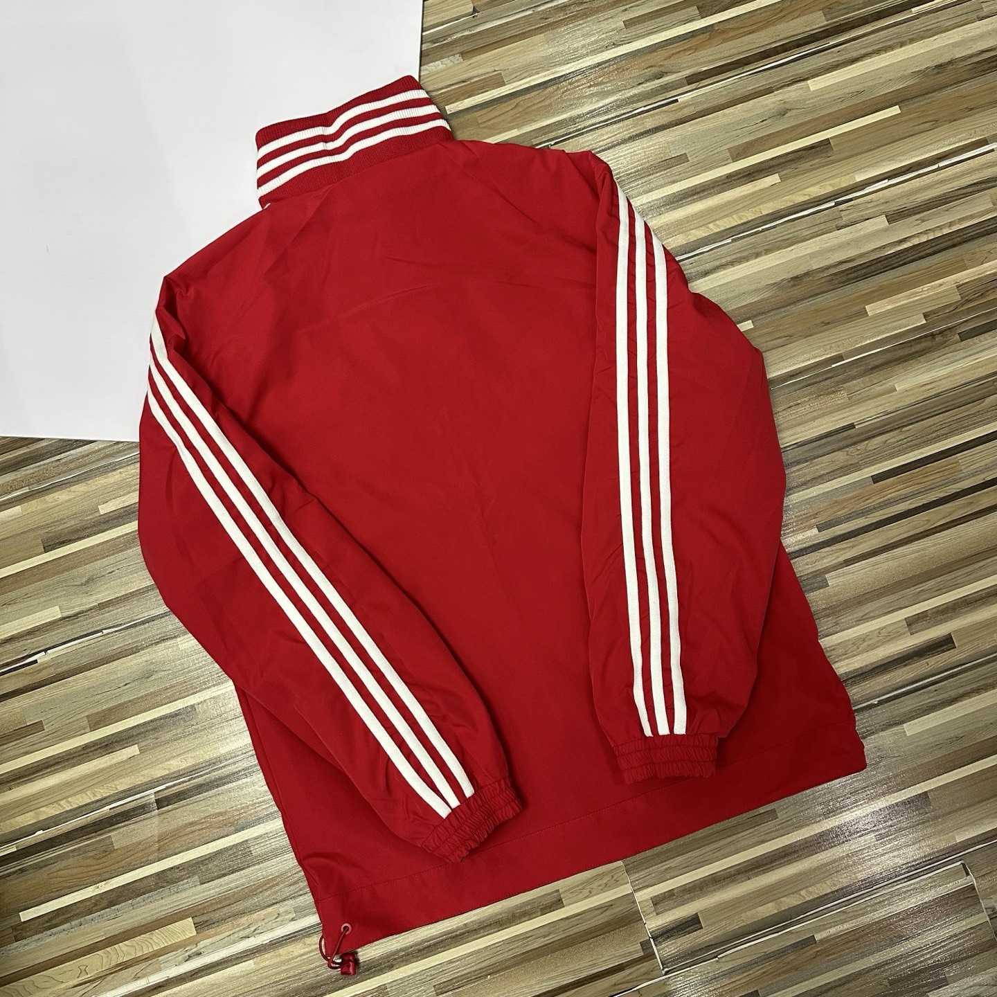 春秋季新款男士夾克外套女士外套夾克雙面穿外套紅色外套阿迪達斯三葉草外套三條槓夾克）
阿迪達斯 Adidas 三葉草兩面穿外套 
​黑紅撞色的外套在秋冬里超吸睛
​設計簡直是性價比王炸，雙面雙風格隨便切換，黑面走復古運動風，紅白條紋領撞色吸睛，側邊編織紋路藏滿細節

後背還有彩色刺繡三葉草，潮得毫不費力，紅面是經典白條紋款，簡約亮眼還巨顯白，
做工細節直接拿捏，全身細密鎖邊走線，針腳勻得找不出一根歪線，側邊編織紋路是規整手工走線，穿再久都不會松垮開線，

五金輔料更是誠意滿滿，領口織帶包边厚实挺