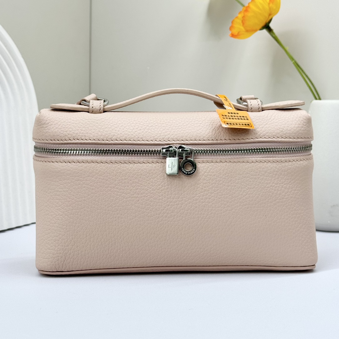 𝓛𝓸𝓻𝓸 𝓟𝓲𝓪𝓷𝓪諾悠翩雅
𝑬𝒙𝒕𝒓𝒂 𝑷𝒐𝒄𝒌𝒆𝒕 𝑳𝟏𝟗 
這是一款大開口結構的功能性設計的手拿包，經典風格和簡約設計的組合體。包身採用進口原廠小牛皮材質，輕微的錘紋呈現優雅的紋理，內里採用進口原廠小羊皮。皮革手柄和可拆卸肩帶，可打造出不同背法實用百搭。雙向拉鍊開合，搭配My Charms銀色金屬掛飾。（LP特級全鋼配件五金）
size：11×19×6.5cm
貨號：FAN4046
配套全套專櫃禮盒包裝🎁