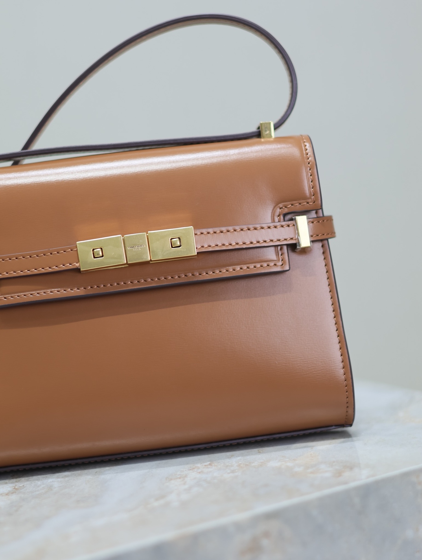 Manhattan mini_腋下/斜挎包
曼哈頓的經典造型，給人一種氣場很大的感覺！全包採用原廠牛皮精心製作，翻蓋中央的金屬搭扣是曼哈頓系列的標誌性元素，包內有一卡袋，無其他多餘隔層，所以自重超級輕！可以肩背 斜挎及腋下背法。整體風格幹練又率性，是超級簡約耐看又大方的款式！
型號：727766
尺寸：19×14×4cm