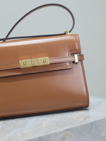 Manhattan mini_腋下/斜挎包
曼哈頓的經典造型，給人一種氣場很大的感覺！全包採用原廠牛皮精心製作，翻蓋中央的金屬搭扣是曼哈頓系列的標誌性元素，包內有一卡袋，無其他多餘隔層，所以自重超級輕！可以肩背 斜挎及腋下背法。整體風格幹練又率性，是超級簡約耐看又大方的款式！
型號：727766
尺寸：19×14×4cm