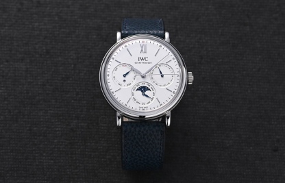 🔥颜值巅峰  倾情演绎🔥
IWC旗下最耀眼的明星，万年一瞬，品鉴IWC万国柏涛菲诺万年历腕表！
1⃣️ 【机芯】采用3836-2型自制机芯，其机芯运转稳定，月相处更是1:1还原正品，在光线下月相中的星星太阳更是明亮发光，走时精准，几乎零返修！
2️⃣【表壳】正品开模，1:1完美还原！腕表尺寸40mm，整个表壳采用独家研发的CNC精磨工艺，与原装工艺效果如出一辙！
3️⃣【表盘】表盘12刻度细节精益求精，1:1还原镀银表盘，9位更是1:1还原闰年设计，采用双面防反光拱形镀膜镜面，使其整体表盘质感更佳