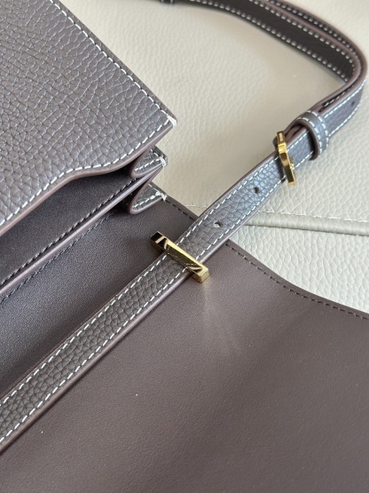 0  B家最新版型立挺的「TB 專屬標識鎖扣包」，選用意大利鞣制粒紋皮革打造，搭配緝明線設計，鎖扣裝飾 Thomas Burberry 靈感專屬標識，可肩背、斜背或打造手拿包造型。
21 x 6 x 16cm❤️型號3311