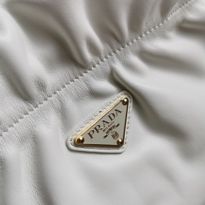 【 原單】P家🌹🎉新款福袋包🎉1BG541小羊皮🎉🎉這款福袋包採用進口小羊皮，袋口為抽繩加兩邊流梳設計，顯得整個包格外時尚又輕便又休閒，袋口為磁扣開合，內配有拉鍊和口袋，上身效果非常漂亮，女士們，趕緊入手吧，又是一款永久了過時爆款🎉🎉尺寸：長24x高25x底11cm🎉