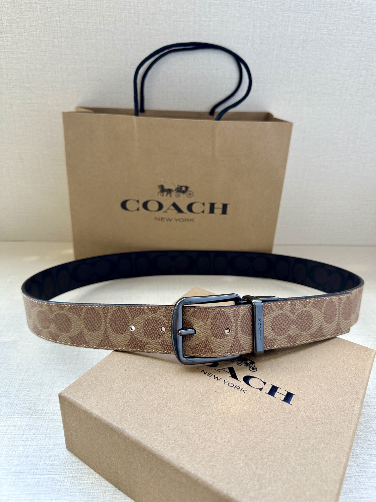 3.7cm（寬）COACH  這款雙面腰帶採用運動小牛皮製作，配有經典標誌帶扣，一款產品，兩種外觀。其合身度可個性定制，可用剪刀進行剪裁。
SAZ
D45
SMM
運動小牛皮
可裁剪
雙面
