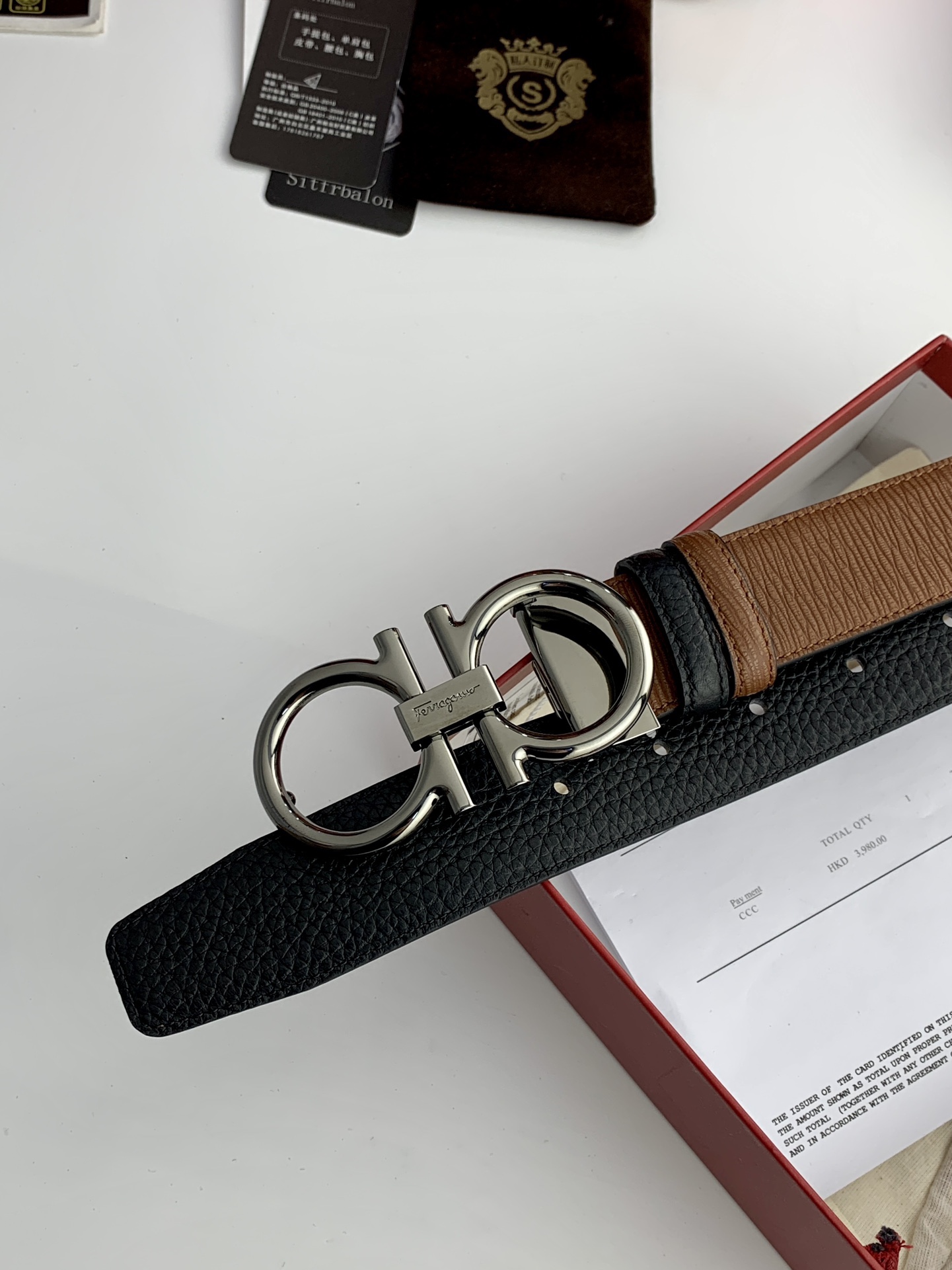 〖F家〗這款皮帶採用雙面小牛皮，搭配純銅八字扣，打造高雅考究的造型。寬3.5cm，長度可調節，達到量身定制般的修身效果。