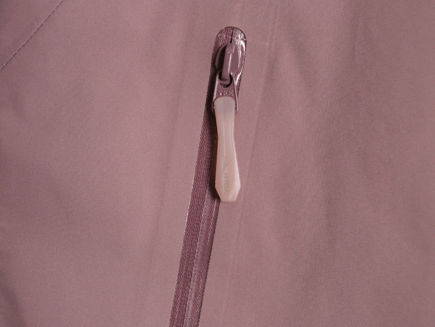 🔝ARC`TERYX 始祖鳥 頂配 Beta SL衝鋒衣
是一款專為戶外探險設計的高性能外套。
採用GORE-TEX 面料。
具備卓越的防水透氣性能，確保在惡劣天氣下依然保持乾爽舒適。
其高質量設計使其便於攜帶，非常適合長時間的徒步和旅行。
Beta SL新色不僅時尚亮眼，還增加了戶外活動中的可見性，提升安全性。獨特的
StormHood™帽兜設計，提供全面的頭部保護，同時不影響視野。
腋下拉鍊設計增強了透氣性，防止過熱。無論是登山、徒步還是日常通勤，始祖鳥Beta SL衝鋒衣都是您不可或缺