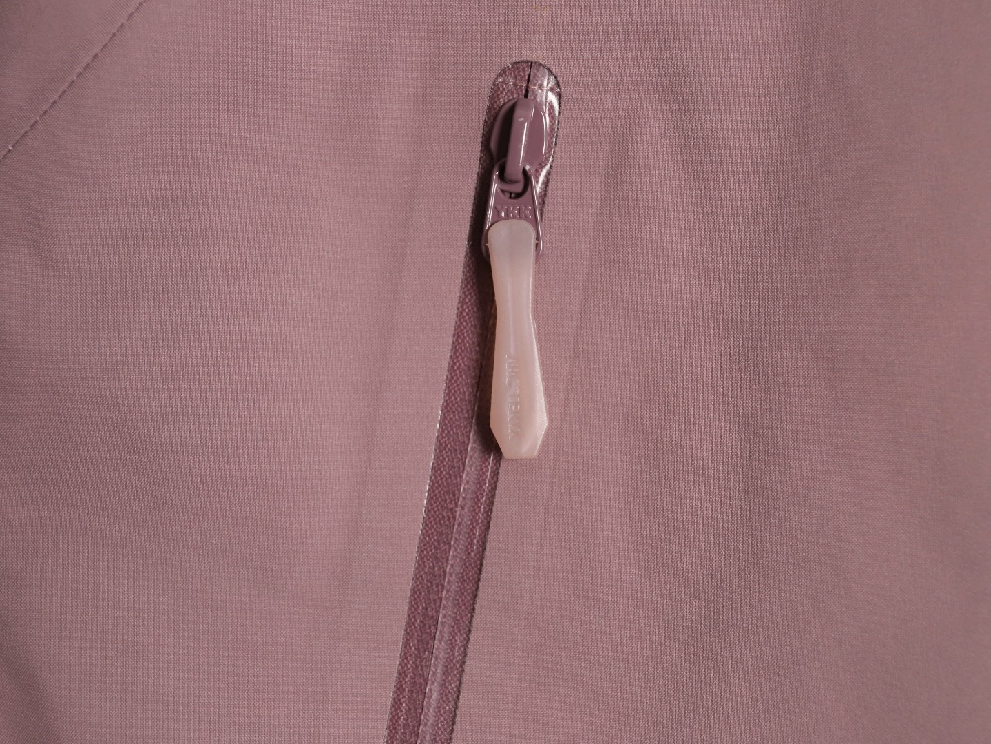 🔝ARC`TERYX 始祖鳥 頂配 Beta SL衝鋒衣
是一款專為戶外探險設計的高性能外套。
採用GORE-TEX 面料。
具備卓越的防水透氣性能，確保在惡劣天氣下依然保持乾爽舒適。
其高質量設計使其便於攜帶，非常適合長時間的徒步和旅行。
Beta SL新色不僅時尚亮眼，還增加了戶外活動中的可見性，提升安全性。獨特的
StormHood™帽兜設計，提供全面的頭部保護，同時不影響視野。
腋下拉鍊設計增強了透氣性，防止過熱。無論是登山、徒步還是日常通勤，始祖鳥Beta SL衝鋒衣都是您不可或缺