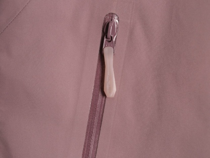 🔝ARC`TERYX 始祖鳥 頂配 Beta SL衝鋒衣
是一款專為戶外探險設計的高性能外套。
採用GORE-TEX 面料。
具備卓越的防水透氣性能，確保在惡劣天氣下依然保持乾爽舒適。
其高質量設計使其便於攜帶，非常適合長時間的徒步和旅行。
Beta SL新色不僅時尚亮眼，還增加了戶外活動中的可見性，提升安全性。獨特的
StormHood™帽兜設計，提供全面的頭部保護，同時不影響視野。
腋下拉鍊設計增強了透氣性，防止過熱。無論是登山、徒步還是日常通勤，始祖鳥Beta SL衝鋒衣都是您不可或缺