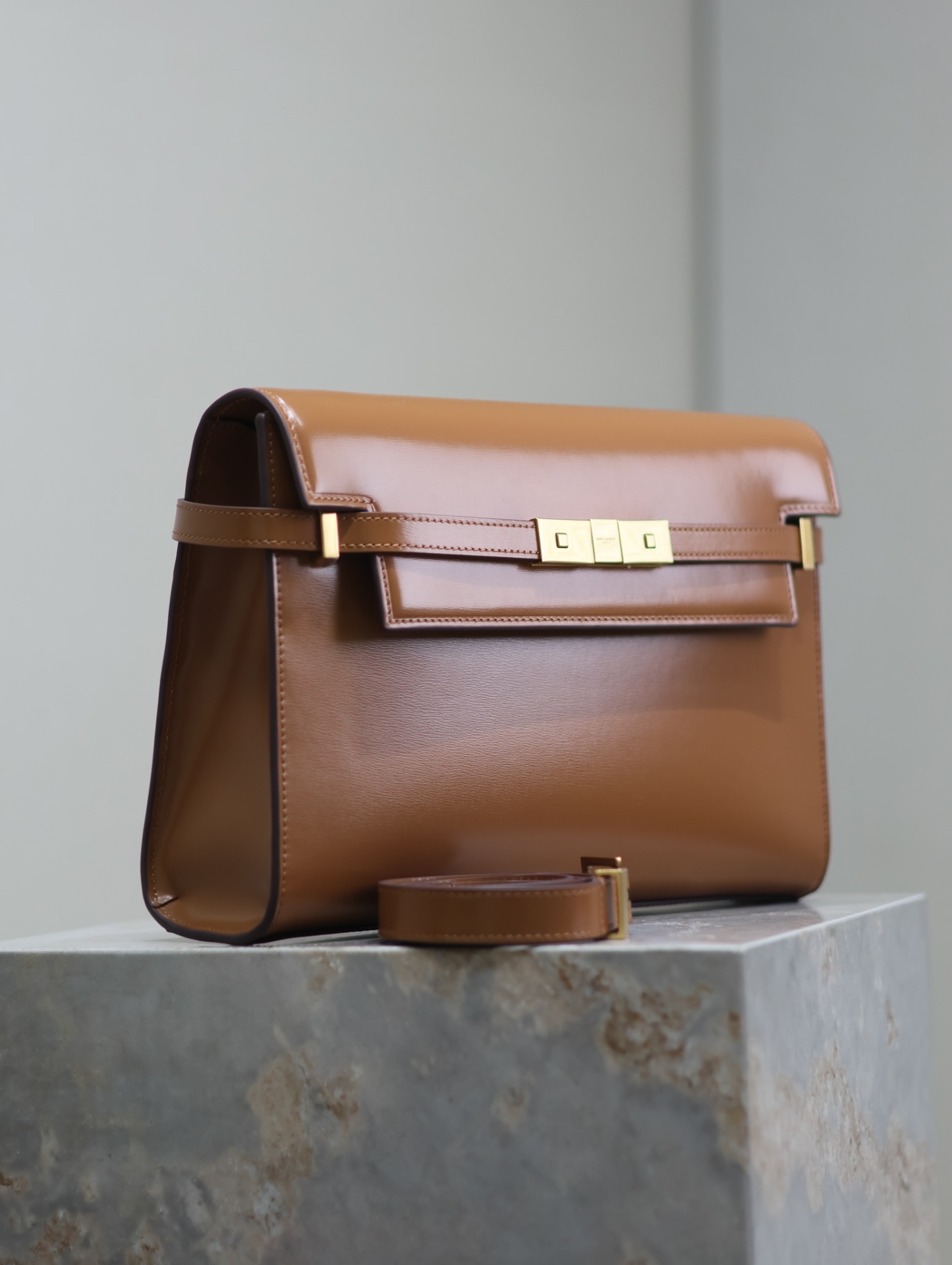 Manhattan_29cm
翻蓋曼哈頓法棍包，一改以往經典的logo，取而代之低調簡約的設計風格，它有點像H家的凱莉，很有復古的味道！商務➕休閒兩者結合，總結起來就是百搭！可以手拿，可以單肩或斜挎，一包多用，滿足了商務型女士，又滿足了小女生的休閒！精心挑選的意大利牙簽紋牛皮、完美的走線、精緻的五金讓整個包包都散髮出高級的味道！
型號：579271
尺寸：29x20.5x7cm