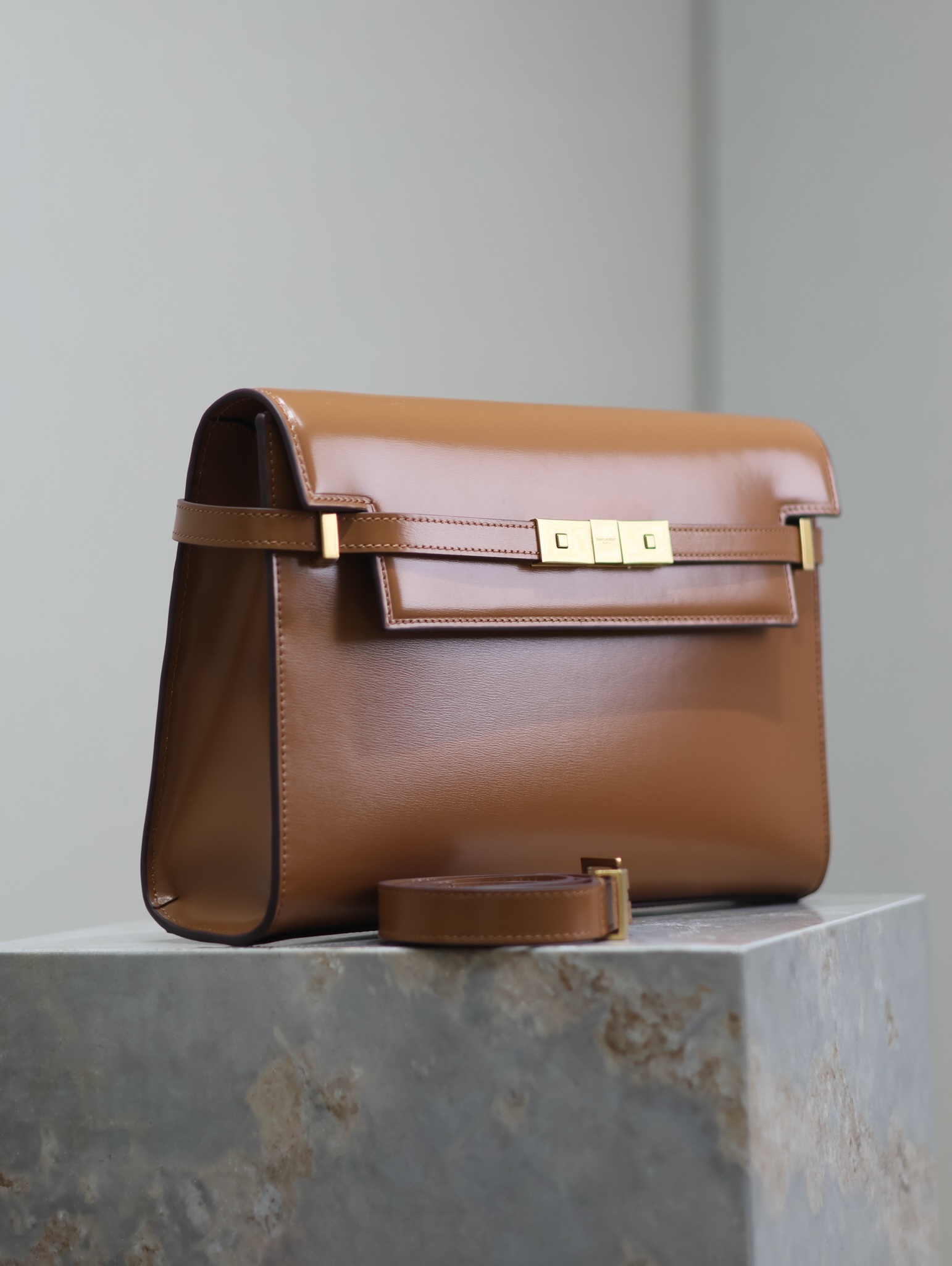 Manhattan_29cm
翻蓋曼哈頓法棍包，一改以往經典的logo，取而代之低調簡約的設計風格，它有點像H家的凱莉，很有復古的味道！商務➕休閒兩者結合，總結起來就是百搭！可以手拿，可以單肩或斜挎，一包多用，滿足了商務型女士，又滿足了小女生的休閒！精心挑選的意大利牙簽紋牛皮、完美的走線、精緻的五金讓整個包包都散髮出高級的味道！
型號：579271
尺寸：29x20.5x7cm