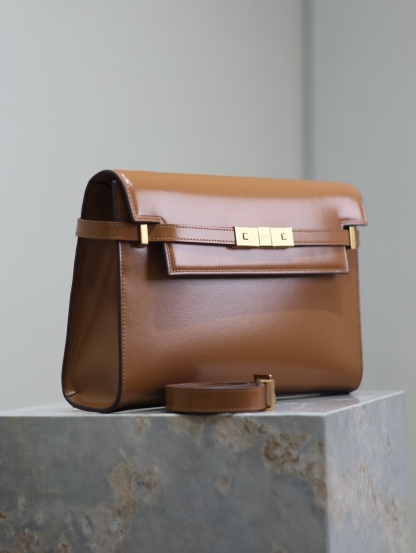 Manhattan_29cm
翻蓋曼哈頓法棍包，一改以往經典的logo，取而代之低調簡約的設計風格，它有點像H家的凱莉，很有復古的味道！商務➕休閒兩者結合，總結起來就是百搭！可以手拿，可以單肩或斜挎，一包多用，滿足了商務型女士，又滿足了小女生的休閒！精心挑選的意大利牙簽紋牛皮、完美的走線、精緻的五金讓整個包包都散髮出高級的味道！
型號：579271
尺寸：29x20.5x7cm