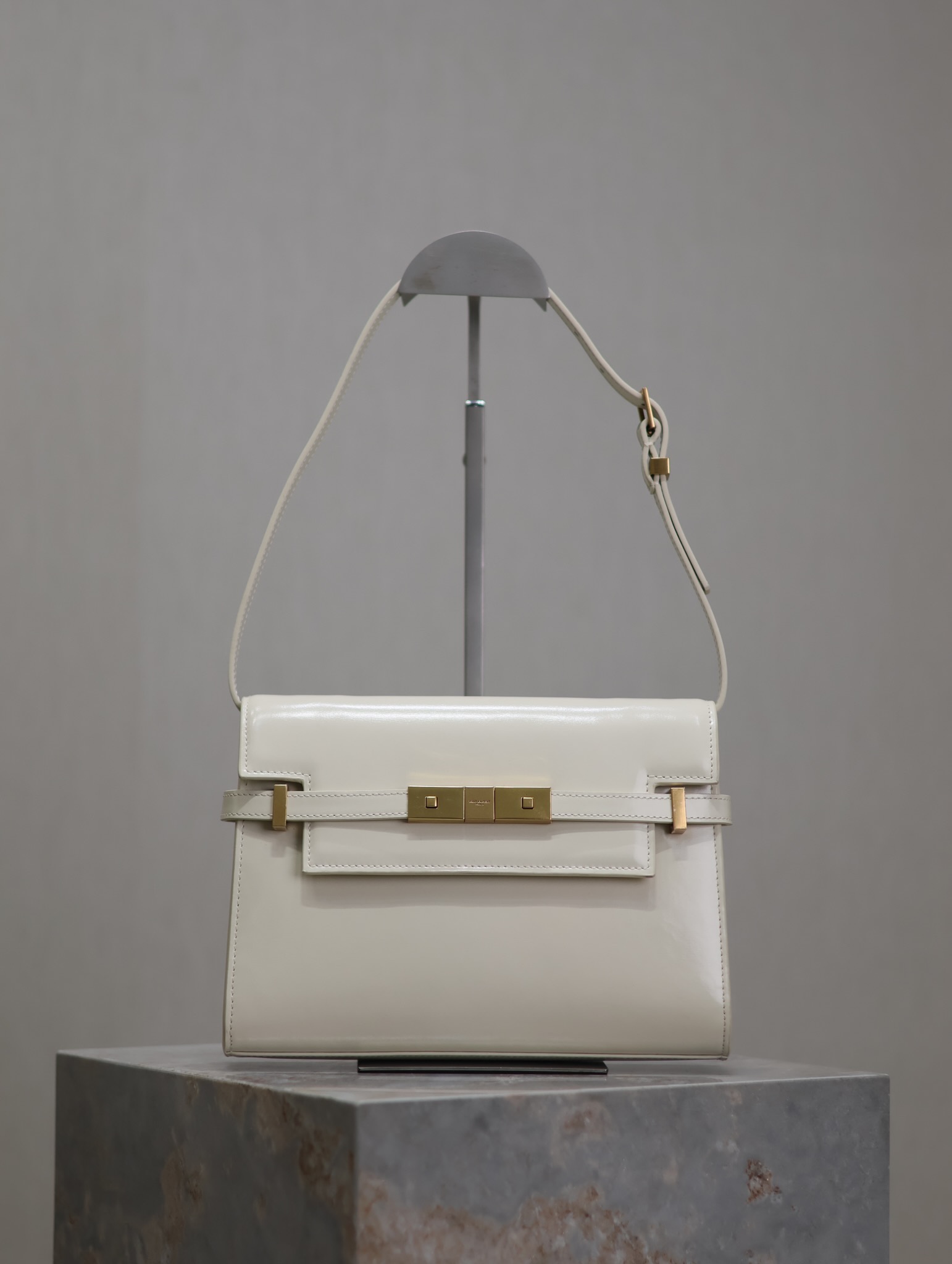 Manhattan_24cm
專櫃同步新款Manhattan法棍包小號24cm全新到貨！最新包型翻蓋曼哈頓法棍包，一改以往經典的logo，取而代之低調簡約的設計風格，它有點像H家的凱莉，很有復古的味道！商務➕休閒兩者結合，總結起來就是百搭！可以手拿，可以單肩或斜挎，一包多用，滿足了商務型女士，又滿足了小女生的休閒！精心挑選的原廠皮、完美的走線、精緻的五金讓整個包包都散髮出高級的味道！
型號：675626
尺寸：24x17.5x6cm