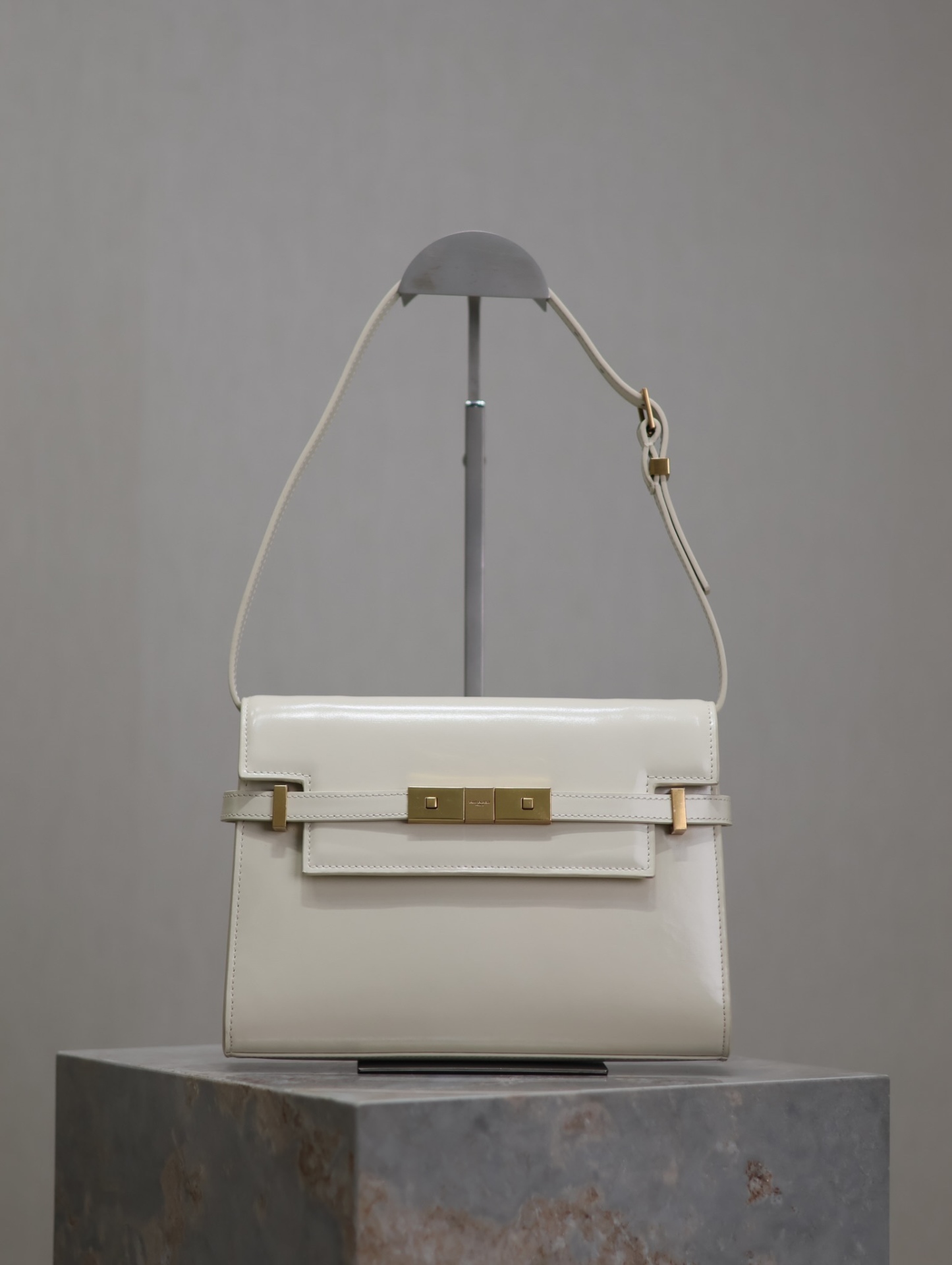 Manhattan_24cm
專櫃同步新款Manhattan法棍包小號24cm全新到貨！最新包型翻蓋曼哈頓法棍包，一改以往經典的logo，取而代之低調簡約的設計風格，它有點像H家的凱莉，很有復古的味道！商務➕休閒兩者結合，總結起來就是百搭！可以手拿，可以單肩或斜挎，一包多用，滿足了商務型女士，又滿足了小女生的休閒！精心挑選的原廠皮、完美的走線、精緻的五金讓整個包包都散髮出高級的味道！
型號：675626
尺寸：24x17.5x6cm