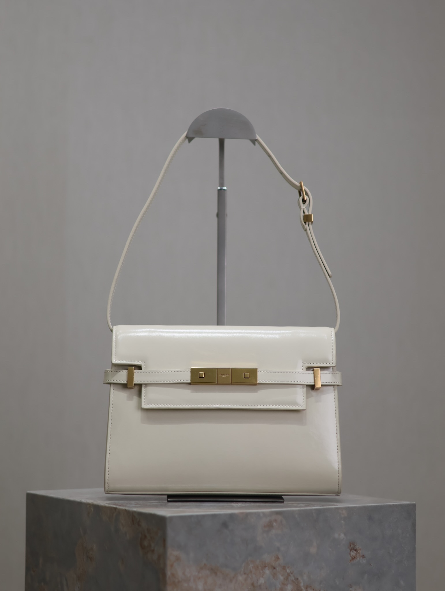 Manhattan_24cm
專櫃同步新款Manhattan法棍包小號24cm全新到貨！最新包型翻蓋曼哈頓法棍包，一改以往經典的logo，取而代之低調簡約的設計風格，它有點像H家的凱莉，很有復古的味道！商務➕休閒兩者結合，總結起來就是百搭！可以手拿，可以單肩或斜挎，一包多用，滿足了商務型女士，又滿足了小女生的休閒！精心挑選的原廠皮、完美的走線、精緻的五金讓整個包包都散髮出高級的味道！
型號：675626
尺寸：24x17.5x6cm