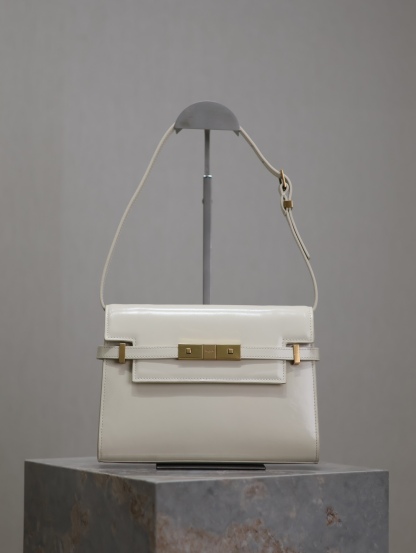 Manhattan_24cm
專櫃同步新款Manhattan法棍包小號24cm全新到貨！最新包型翻蓋曼哈頓法棍包，一改以往經典的logo，取而代之低調簡約的設計風格，它有點像H家的凱莉，很有復古的味道！商務➕休閒兩者結合，總結起來就是百搭！可以手拿，可以單肩或斜挎，一包多用，滿足了商務型女士，又滿足了小女生的休閒！精心挑選的原廠皮、完美的走線、精緻的五金讓整個包包都散髮出高級的味道！
型號：675626
尺寸：24x17.5x6cm