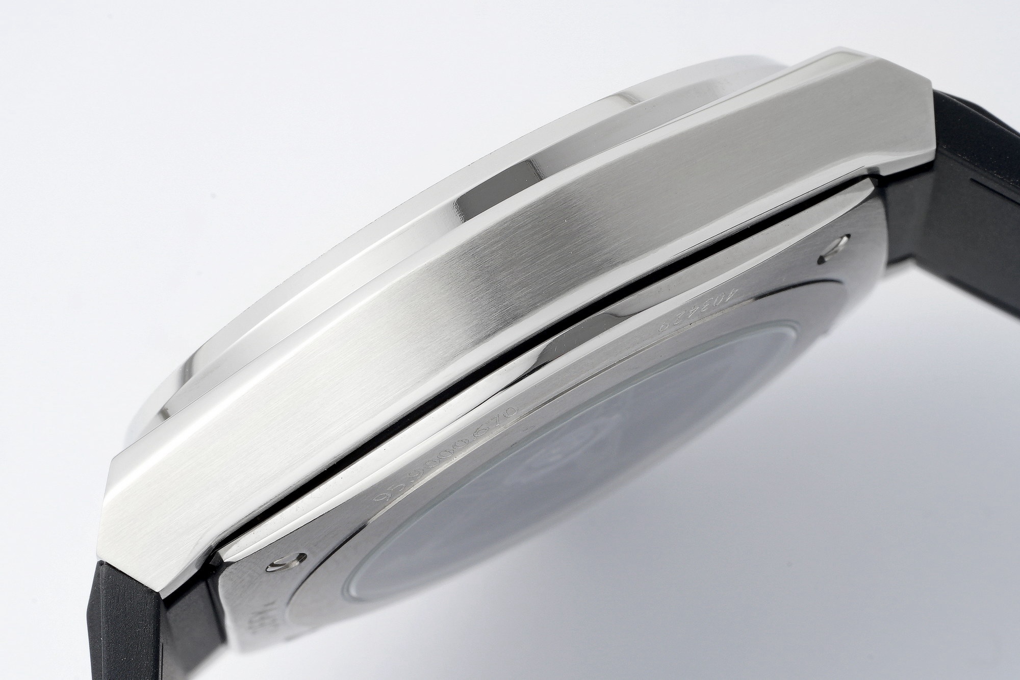 LF真力時DEFY系列全新升級版，殼身 頭粒 機芯 表扣等均做了升級調整。一款根據路虎標誌性花輪轂設計而成的高顏值鏤空腕表。

原裝開模鑄造，極致還原表殼的每一處細節打磨倒角，盡顯原裝菱角分明、堅毅果敢的陽剛氣質。完美的41mm表經，適配大眾男性手寸，正裝休閒兩不誤。根據汽車輪轂設計而成的五角星錶盤，未來概念感十足。同步官網新款五角星折疊扣，搭載定製版Cal.670sk全自動機械機芯，鏤空日曆的大小與位置、機芯夾板、齒輪、五角星陀皆按原版機芯數據拆解鍛造而成。

LF臻品 陳奕迅Eason同款，時尚前衛、