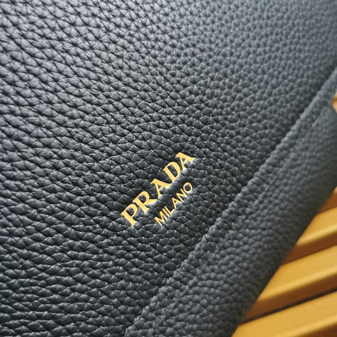 【 原單】🎉新款郵差包🎉🎉2VD069🎉🎉這款皮革單肩包採用進口小牛皮，彰顯時尚休閒格調。精緻小巧，翻蓋廓形搭配可調節肩帶，飾有金屬五金配件和字母徽標。翻蓋設計 上身效果非常酷，寶寶們，趕緊入手吧🎉🎉長22x高22x底12cm🎉🎉🎉👏👏