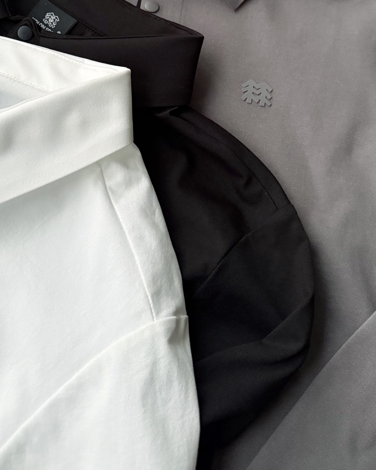 春季新款 KOLON SPORT可隆吸濕長袖防曬+抗菌SECOt恤翻領POLO
大身採用可隆自研面料，具有吸濕速乾，UPF215+防曬及Polygiene抑菌功能門襟採用激光切割工藝，結合肩部超聲波貼合工藝，提升細節品質感領口，門襟及下擺均採用熱壓工藝，外觀平整
