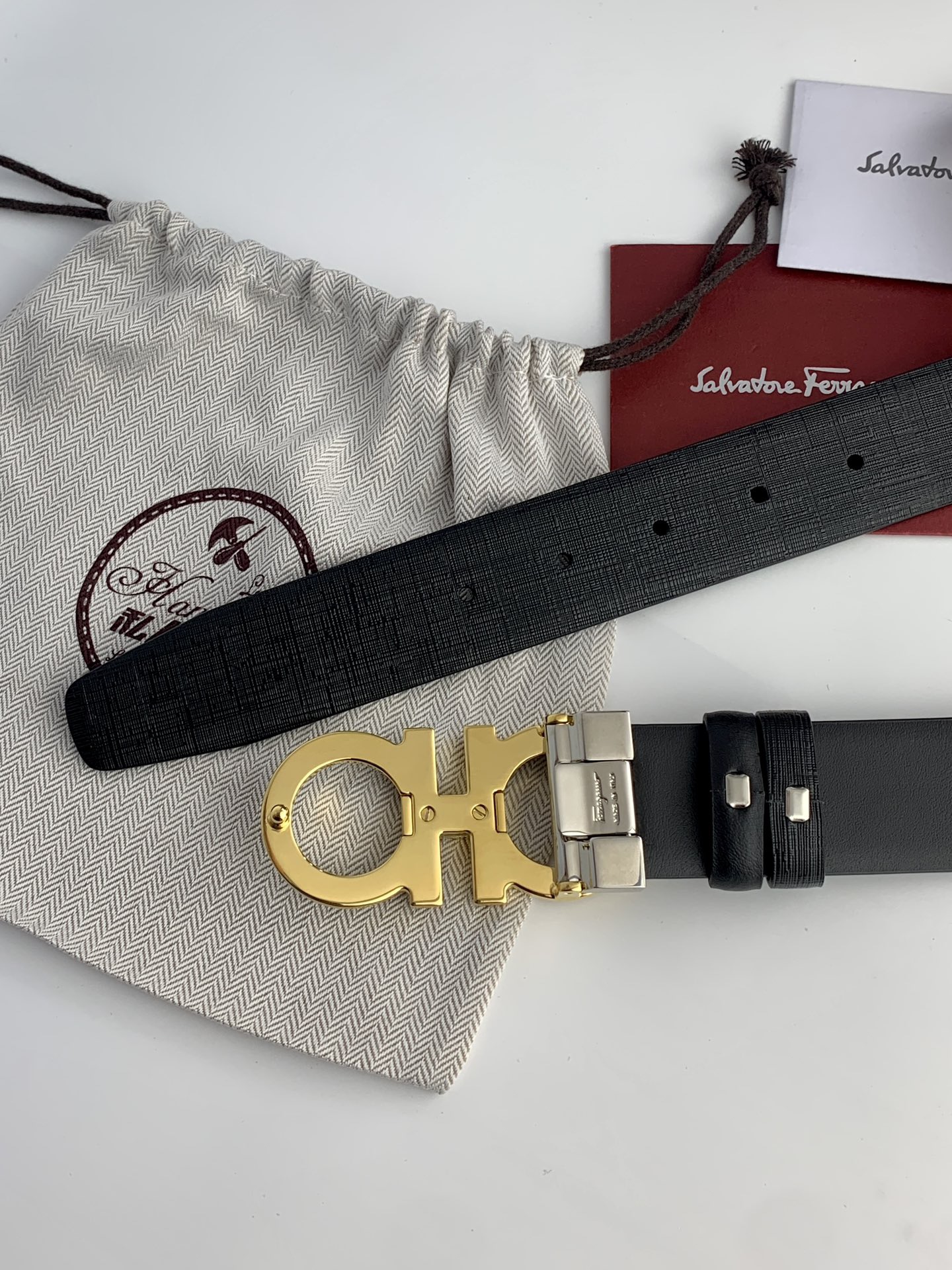 〖F家〗最新款全新配色，雙面可用，搭配新款純銅扣8字扣，打造高雅考究的造型。寬3.5cm，長度可調節，達到量身定制般的修身效果。