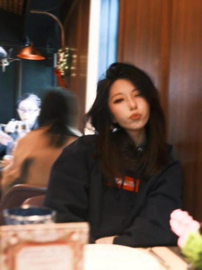 Supreme FW24 WEEK17 Box Logo Hooded Sweatshirt 胸前徽標刺繡logo口袋連帽衛衣帽衫
面料460克 高克重 面布質感強 韌性好 衣服收針處都有打套結（起到加固 久穿不變形 市面普通版本是沒有的哦） 歡迎對比 品質保證
F 尺碼：S M L XL