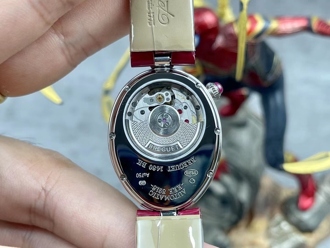 [玫瑰][玫瑰]最強 升級版 頂級 復刻女款 寶璣那不勒斯皇后系列，
【表殼】腕表尺寸分別為中號36.5x28.5毫米 
鵝卵形表殼高雅大氣，表殼外緣飾有錢幣紋。表圈和表殼周圍鑲嵌共117顆施華洛水晶（約0.99克拉）。表冠處鑲有一顆梨形晶石（約0.26克拉）
【精彩細節】
1.與原裝吻合，在表殼背部均打有貴金屬標識，效果清晰工整，彰顯腕表檔次。2.穹面玻璃，從側面看不僅有魚眼效果，還能折射鑽石帶來的璀璨光芒，更顯腕表高貴血統。
3.為了達到原裝K金質量的手感，調試了表殼內部結構的配重，做到重量與原版如出