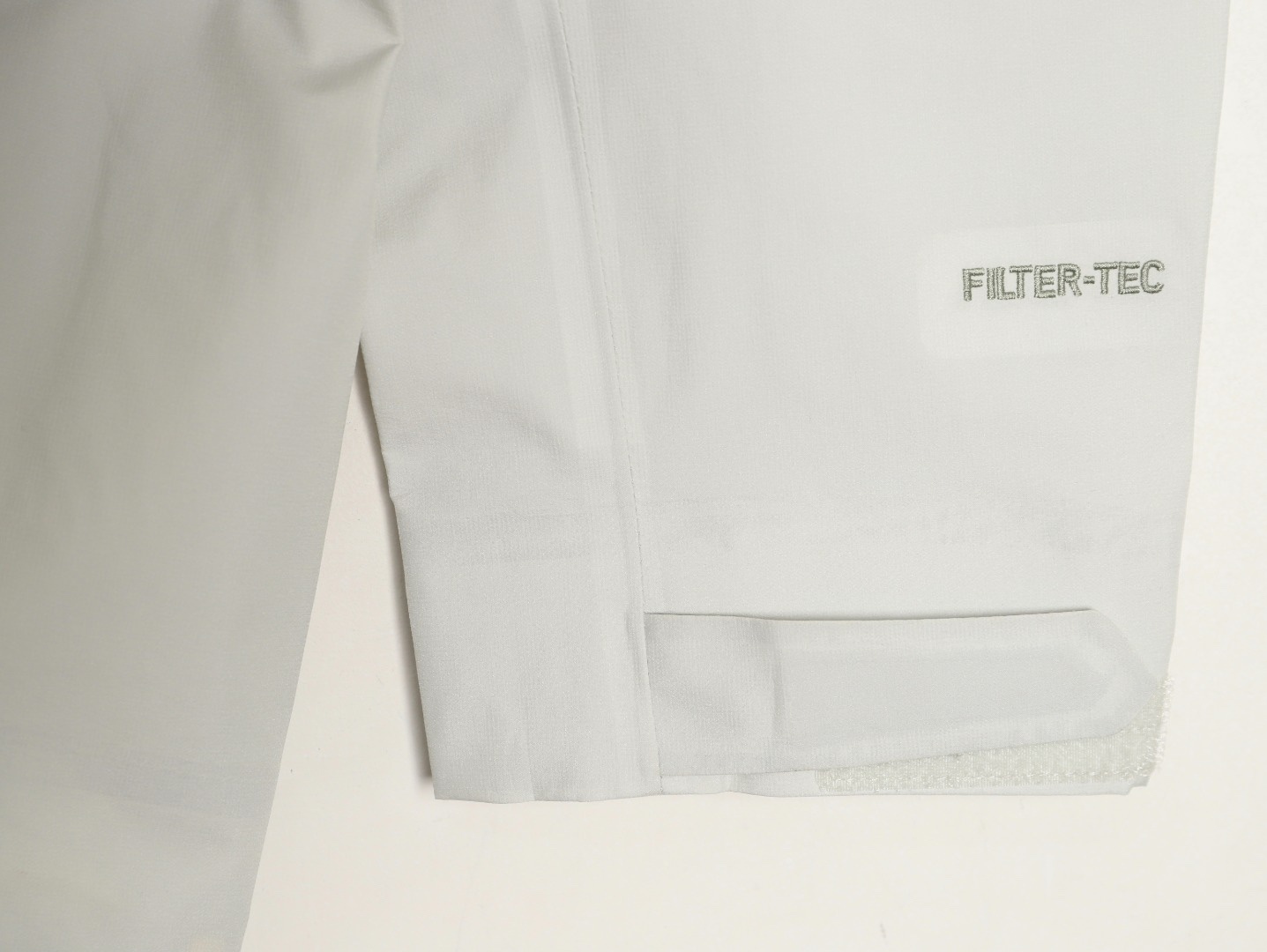 🔝KAILAS 凱樂石 博格達系列 輕量防風防水戶外徒步登山衝鋒衣 
  防水防風透氣防紫外線
 -輔料：原版拆解開發，一比一定制的小標，領標，水洗，吊牌，五金等等。

- FILTERTEC 3L面料：採用凱樂石自主研發的FILTERTEC 3L面料，由外層40D尼龍、中層ePTFE納米微孔膜、內層親膚處理工藝構成，防水指數20000mm，透氣指數20000g/㎡/24h，可抵御暴雨級降水和7級強風，同時快速排出汗氣，避免悶熱。

- 全壓膠工藝：整衣接縫處採用全壓膠工藝，有效防止水分從接