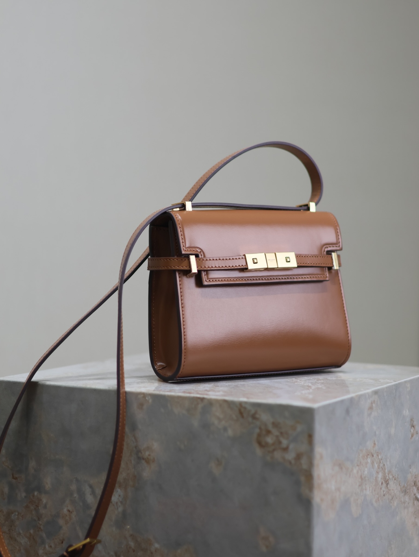 Manhattan mini_腋下/斜挎包
曼哈頓的經典造型，給人一種氣場很大的感覺！全包採用原廠牛皮精心製作，翻蓋中央的金屬搭扣是曼哈頓系列的標誌性元素，包內有一卡袋，無其他多餘隔層，所以自重超級輕！可以肩背 斜挎及腋下背法。整體風格幹練又率性，是超級簡約耐看又大方的款式！
型號：727766
尺寸：19×14×4cm