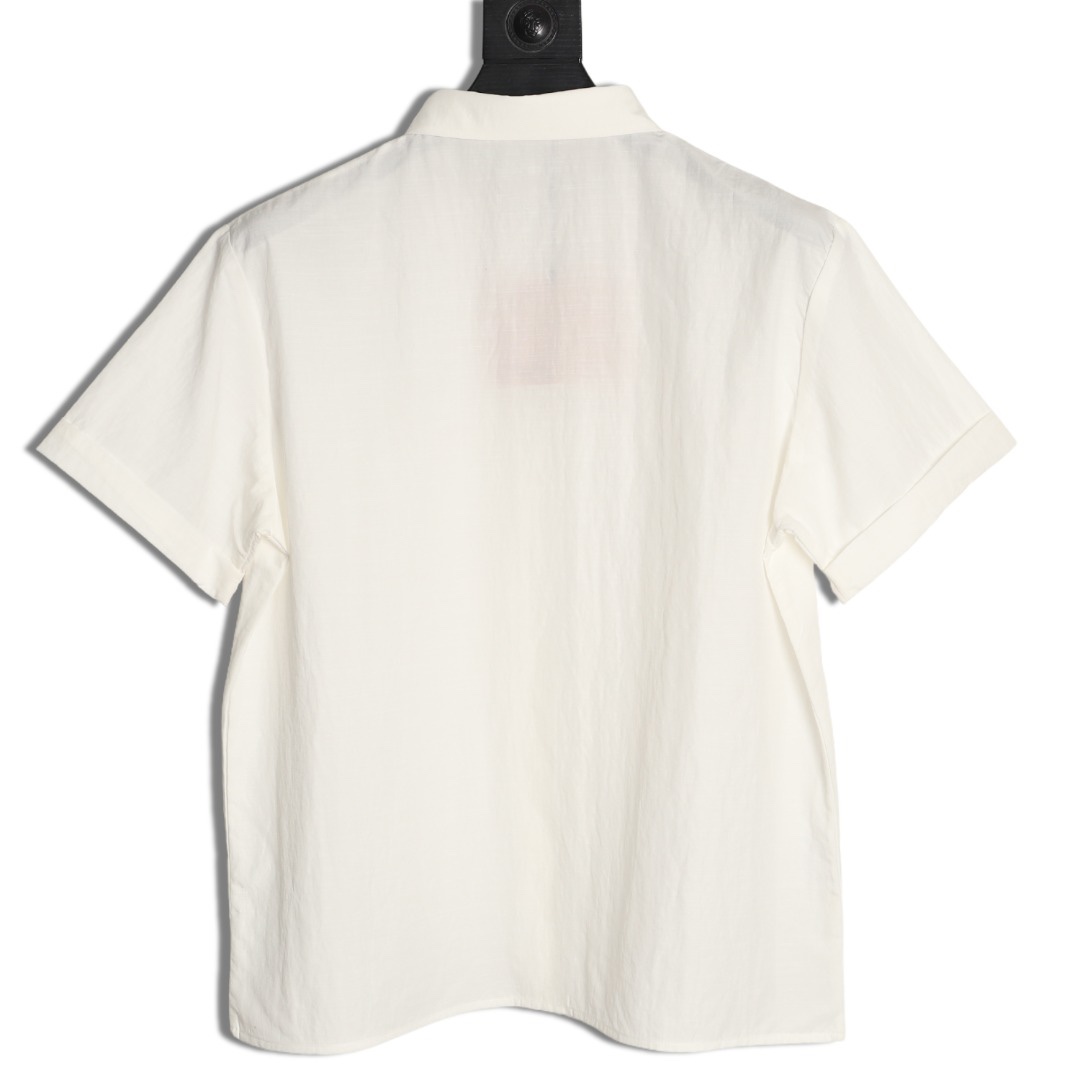 🔝MIU MIU繆繆MM 小黑標短袖襯衫
定制雲柔棉麻平紋料，手工紅外線畫線徽標，以紅外線技術為輔助，實現徽標標籤位置的精准定位與標記，採用側翻埋夾車線工藝，平順整潔，工整整潔，面料都經過砂洗，手感質感更佳，不易變形、不易縮水、不易褪色，合身版型
B Size：40 42 44 46