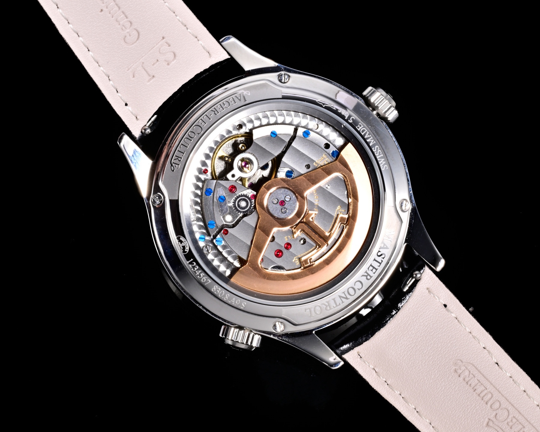 V+ Factory出品
【市場最高版本】JL積家 各路大咖都叫它大醜 其實賦予的是極高贊美 論品味與外觀 在鐘錶界有著舉足輕重的地位 戴出去怎麼都是長臉 各種彰顯品味 Master 地理學家大師系列 Q1428421 復刻版全新升級 多功能腕表 升級Cal.939A機芯 打磨效果更近原裝 升級軸 自動陀為玫金邊 字面紋路清晰 功能：日期顯示 雙時區 動力儲備顯示 316L精鋼  直徑42mm  原裝折疊扣！V+ Factory匠心之作 值得你擁有！