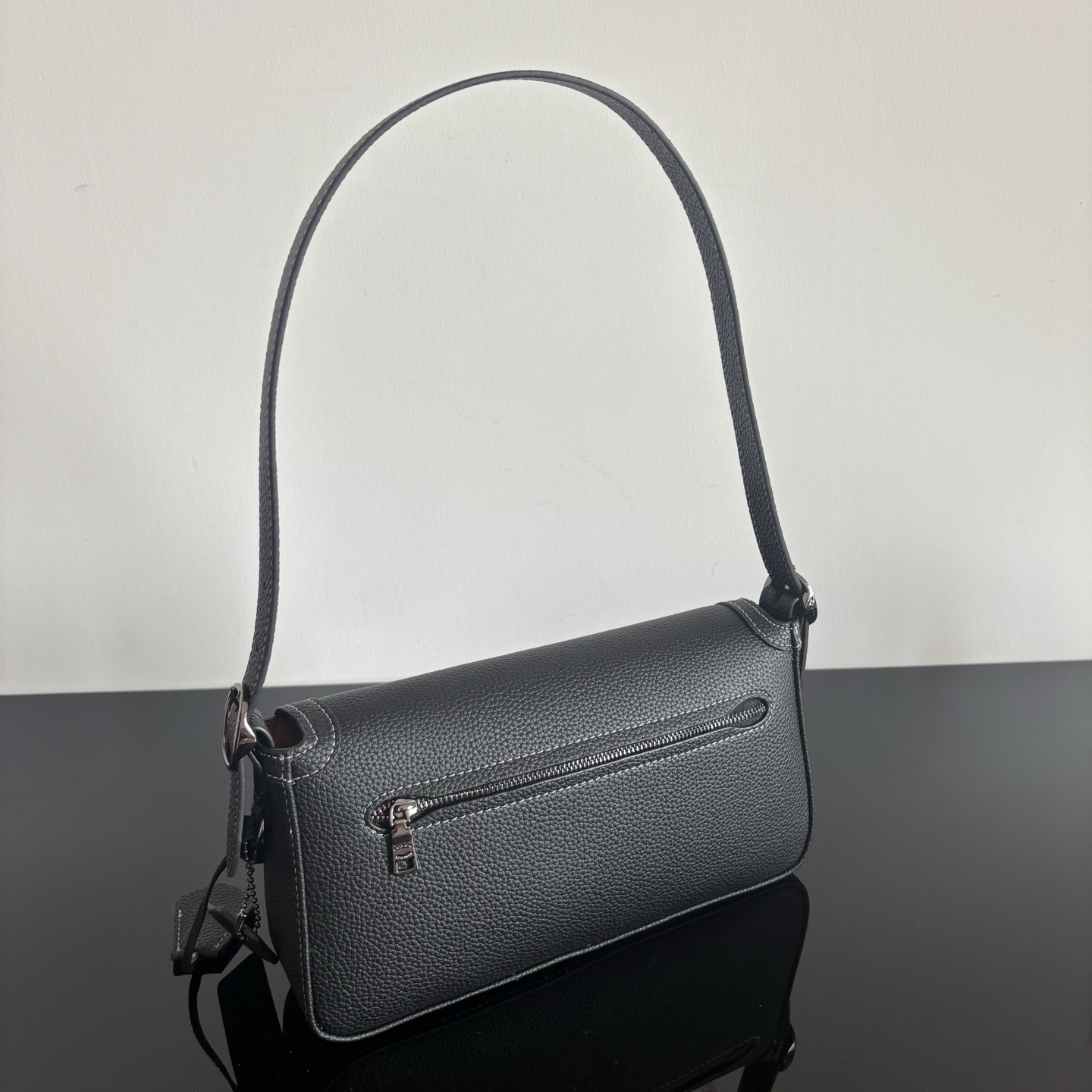 
【新品】COACH/蔻馳奧萊女士ETTA25號翻蓋單肩包腋下包高級通勤 CCV64尺寸25*13.5*6